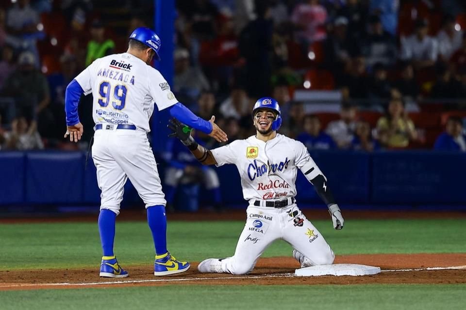 El momento en el que Jared Serna llegó a tercera para imponer el récord de triples.