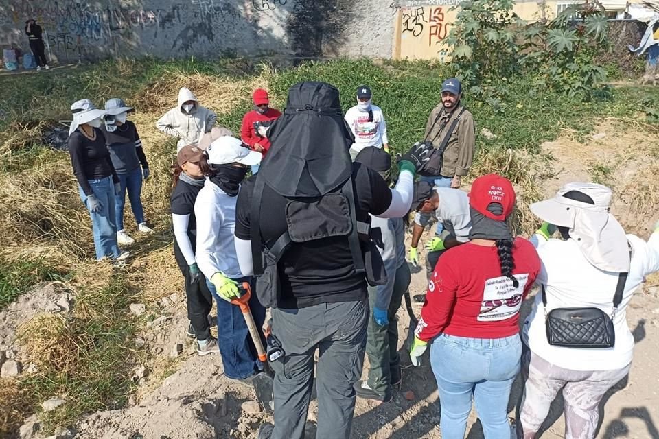 Integrantes del colectivo localizaron restos humanos en un punto que, acusan, ya había sido descartado por las autoridades.