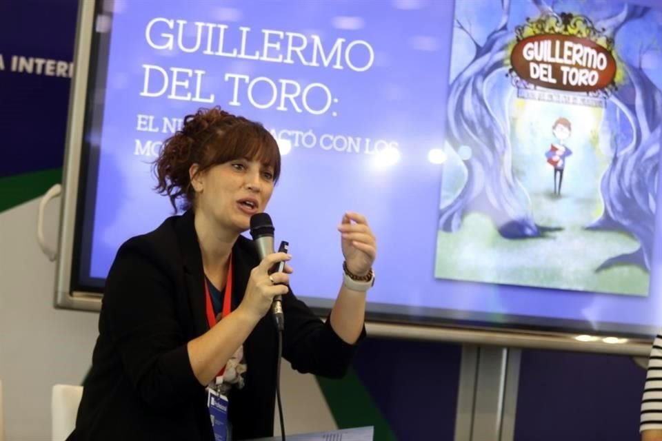 Sol Ruiz presentó en la FIL 'Guillermo del Toro: El Niño que Pactó con los Monstruos'.