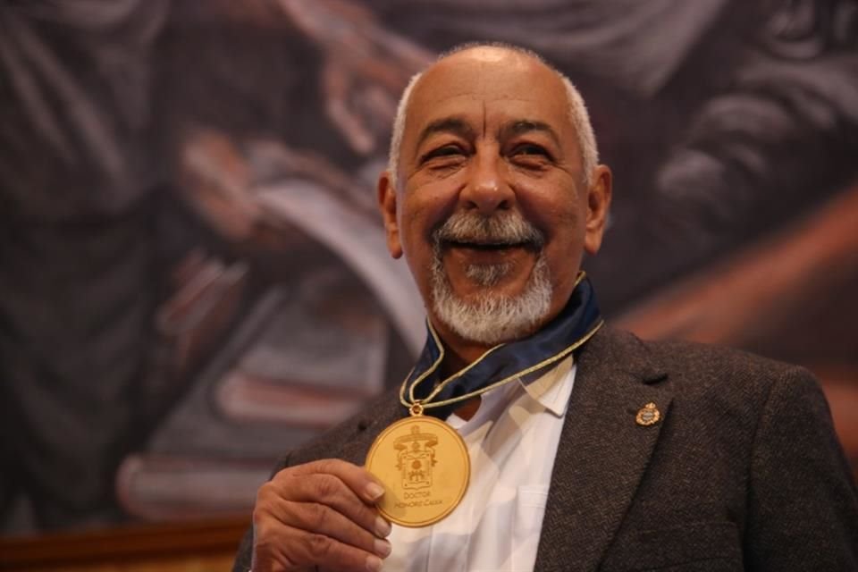 Leonardo Padura es homenajeado con el Honoris Causa de parte de la Universidad de Guadalajara.