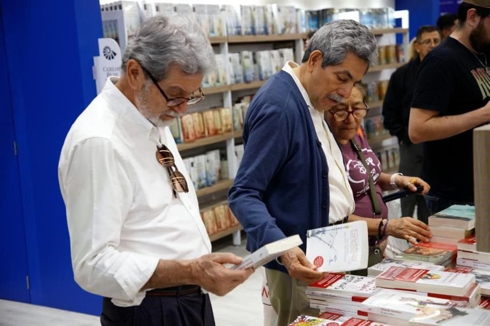 Guiados por la curiosidad y el placer de los libros es como algunos adultos mayores conectan con la feria.