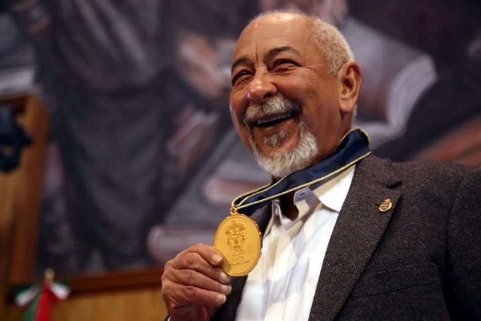 Leonardo Padura consagró ayer su estrecha relación con la Universidad de Guadalajara al recibir el honoris causa.