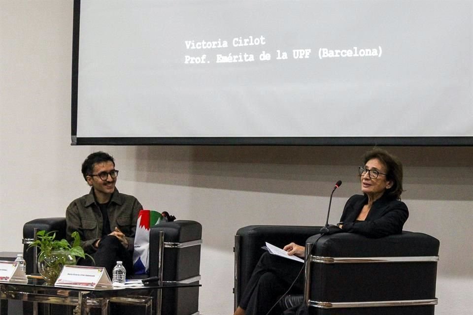 Victoria Cirlot dicto una conferencia magistral en las actividades enmarcadas en la FIL que se realizan fuera de la Expo Guadalajara.