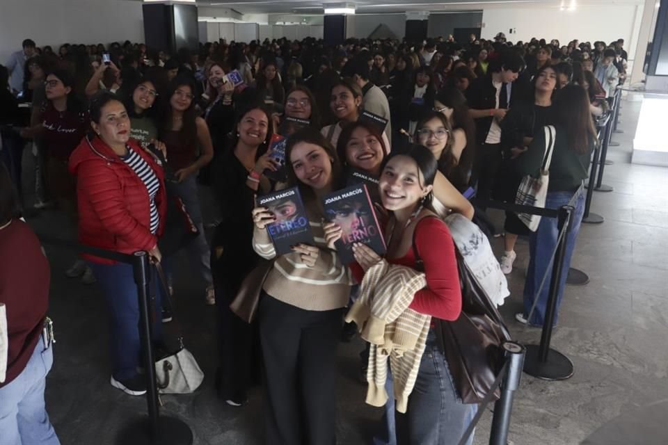 Cientos de fans de Joana Marcus esperaron por horas para estar de cerca y tener una firma.