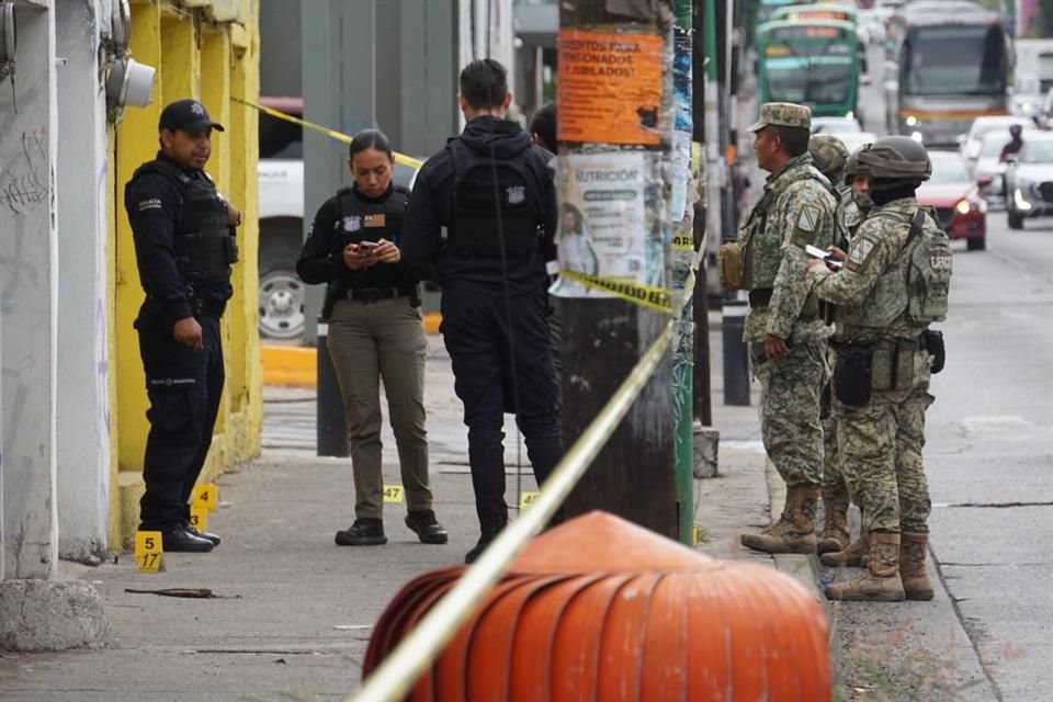 Un enfrentamiento se registró afuera de las inmediaciones de la comisaría de San Pedro Tlaquepaque y terminó con una persecución. Hay tres heridos y cuatro detenidos.