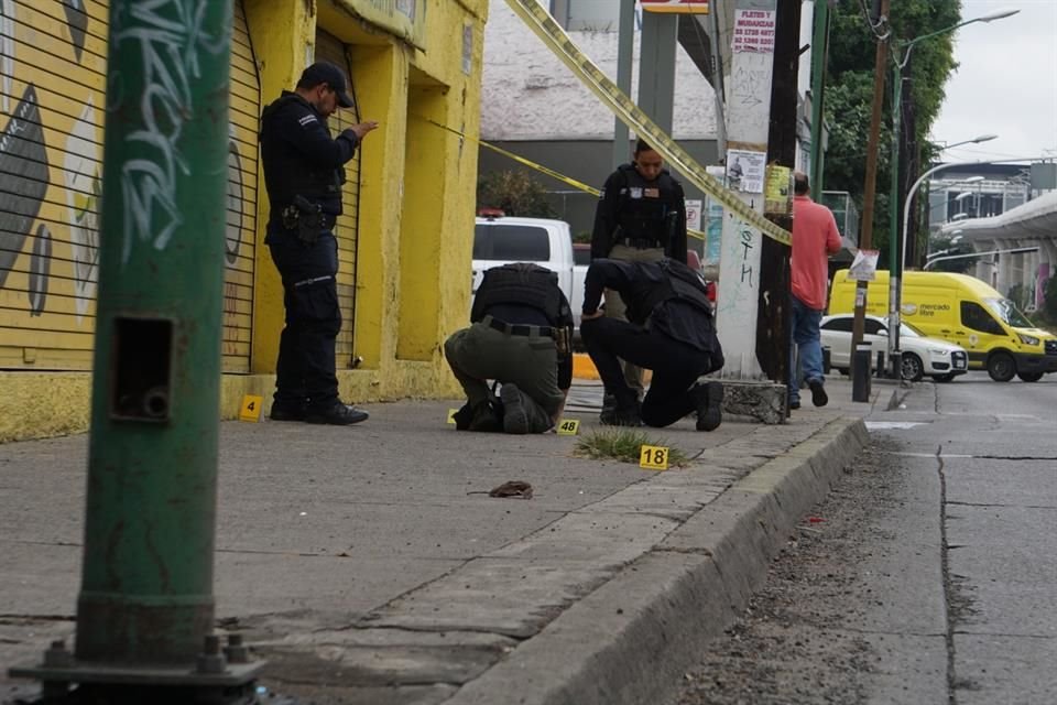 Un enfrentamiento se registró afuera de las inmediaciones de la comisaría de San Pedro Tlaquepaque y terminó con una persecución. Hay tres heridos y cuatro detenidos.