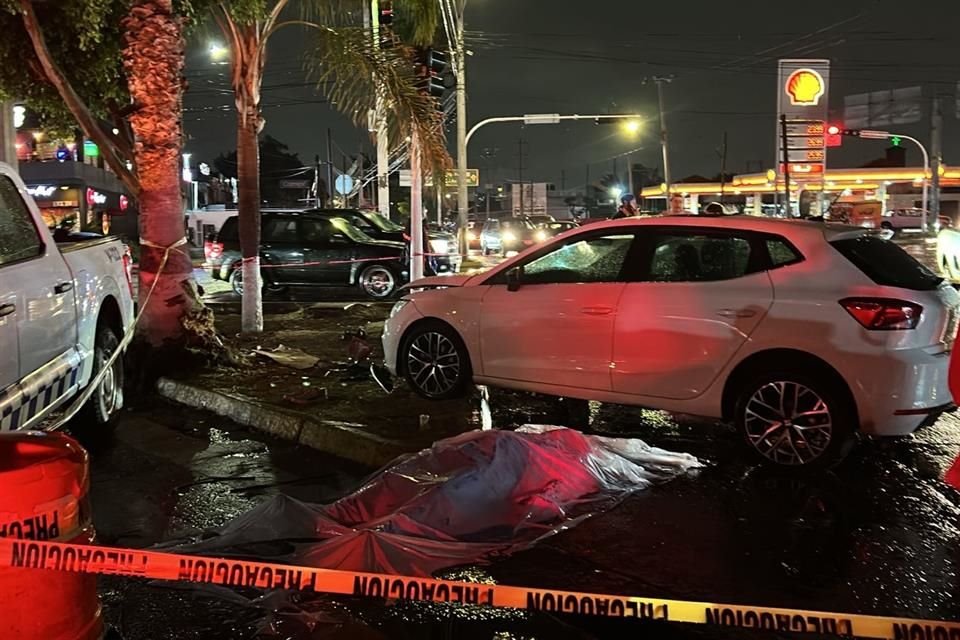 Una grúa que circulaba por la zona embistió a un vehículo de transporte por aplicación donde viajaban cinco personas: el conductor, una mujer y tres menores.