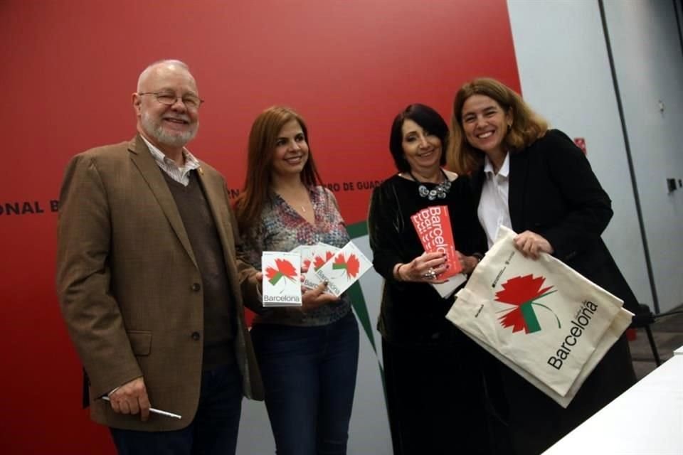 Trinidad Padilla, (izq. a der.) Presidente de la FIL; Karla Planter, Rectora de la UdeG; Marisol Schulz, directora de la FIL; y Ana Guitart, coordinadora de la delegación de Barcelona.