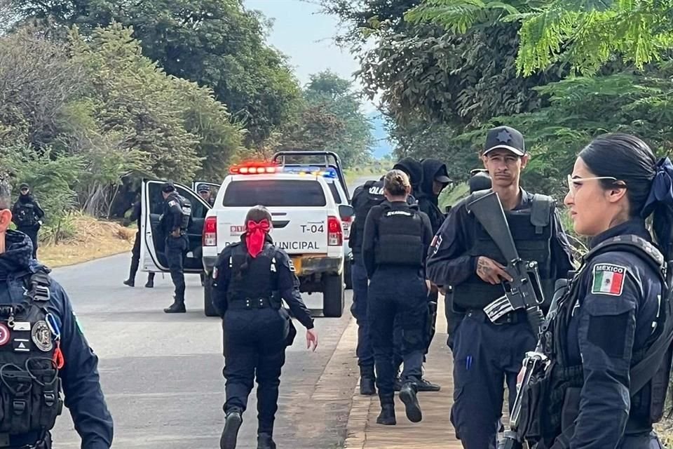 Operativo de la Policía de Tequila en la fábrica 1800 de José Cuerva, la cual clausuraron durante algunas horas.