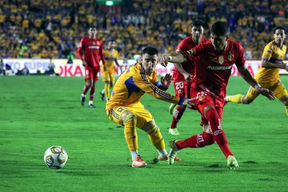 Fernando Gorriarán disputa el balón con Everardo del Villar.