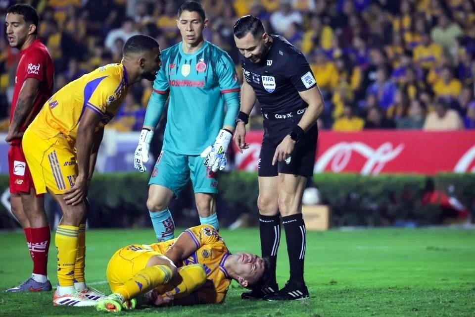 La polémica llegó en el primer tiempo tras una posible falta dentro del área a Jesús Angulo.