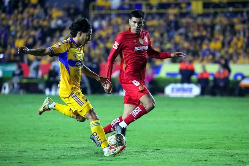 Diego Lainez se perfila a mandar un centro al área del Toluca.