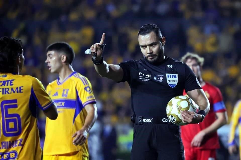 Marco Antonio Ortiz niega una marcación a favor de Tigres.