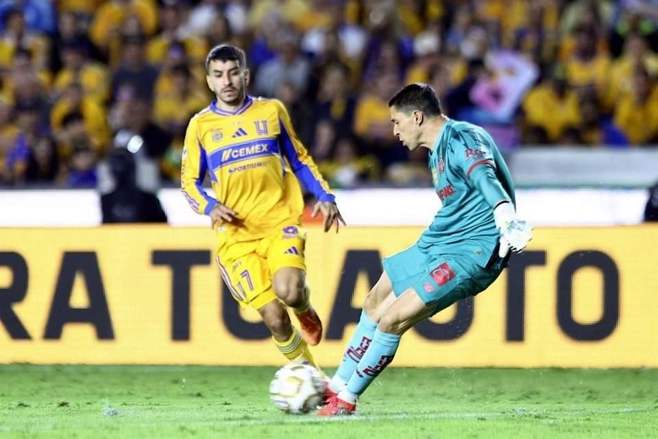 Tras un error de Hugo González, Ángel Correa abrió el marcador a favor de los felinos.