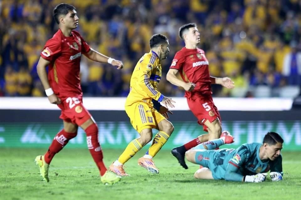 Tras un error de Hugo González, Ángel Correa abrió el marcador a favor de los felinos.