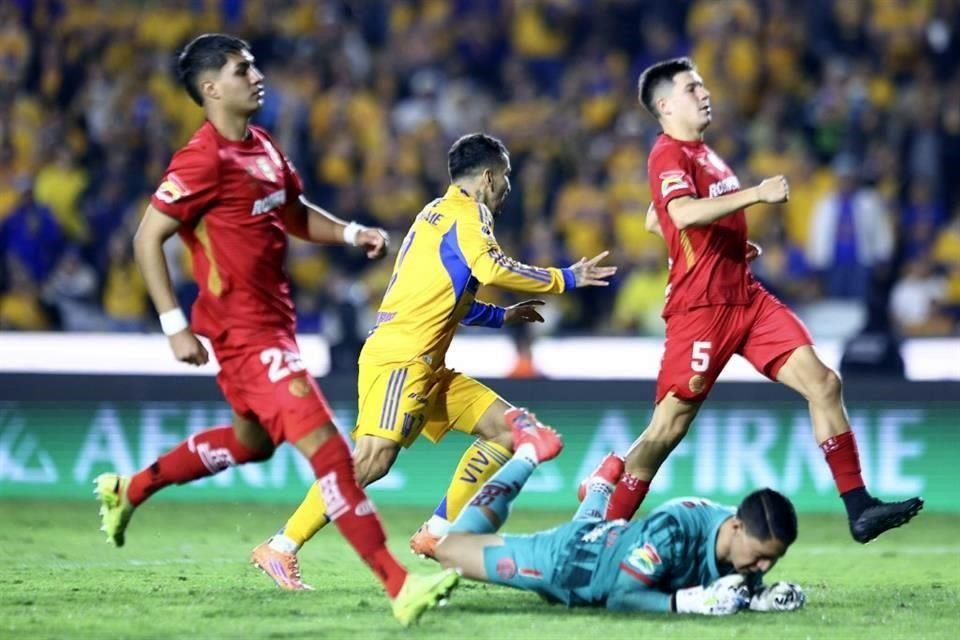 Tras un error de Hugo González, Ángel Correa abrió el marcador a favor de los felinos.