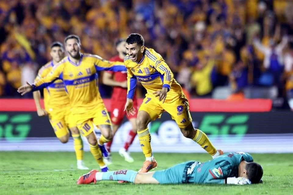 Tras un error de Hugo González, Ángel Correa abrió el marcador a favor de los felinos.