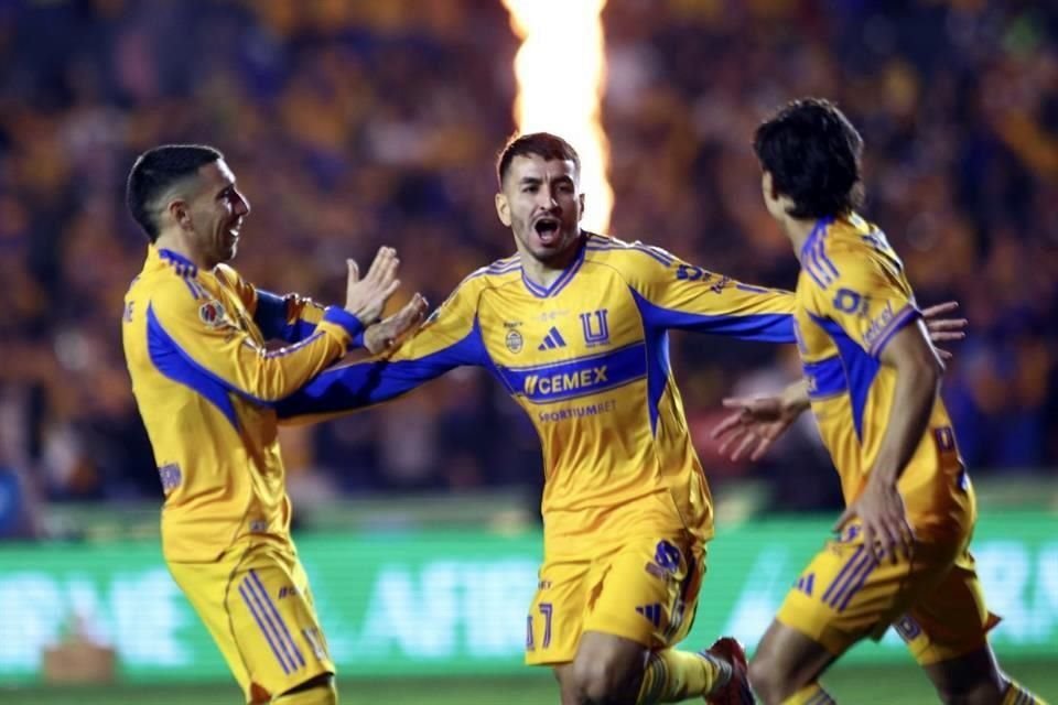 Tras un error de Hugo González, Ángel Correa abrió el marcador a favor de los felinos.