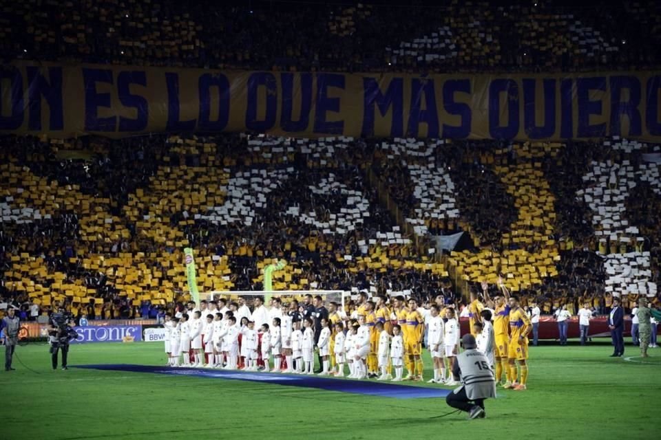 Un mosaico alrededor de las gradas del Estadio Universitario recibió a los equipos.